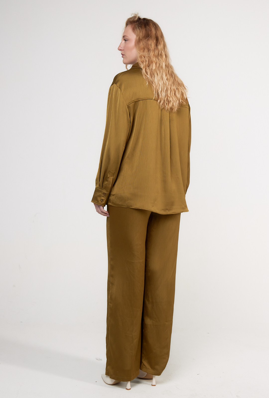 Ensemble “Ocre Libre” – Pantalon fluide & top satiné