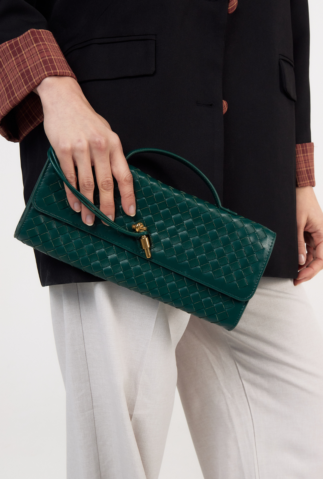 Pochette “Vert Tressé” – Cuir véritable, détail lien doré