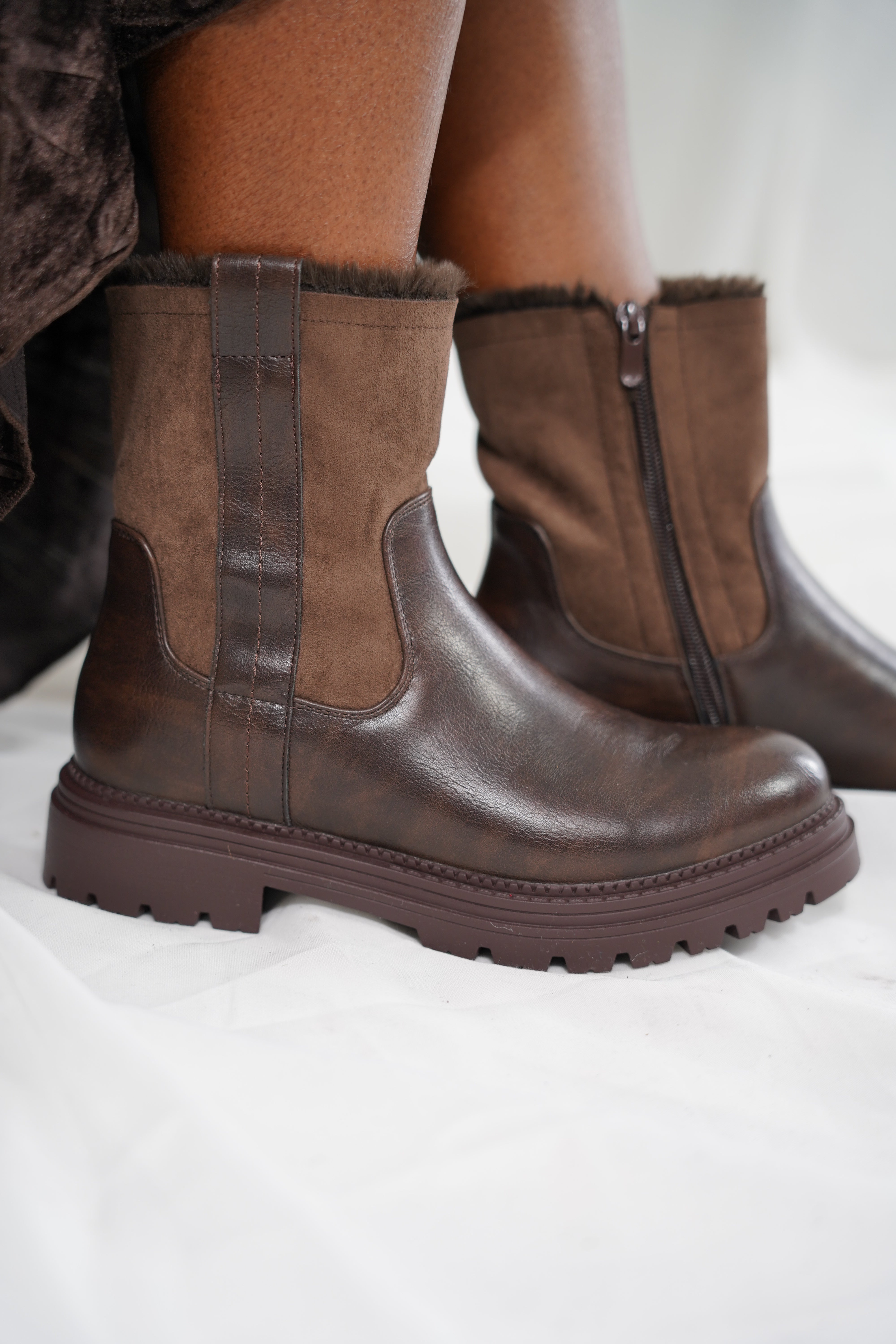 Bottes Courtes Chocolat Doublées Fourrure – Confort & Élégance