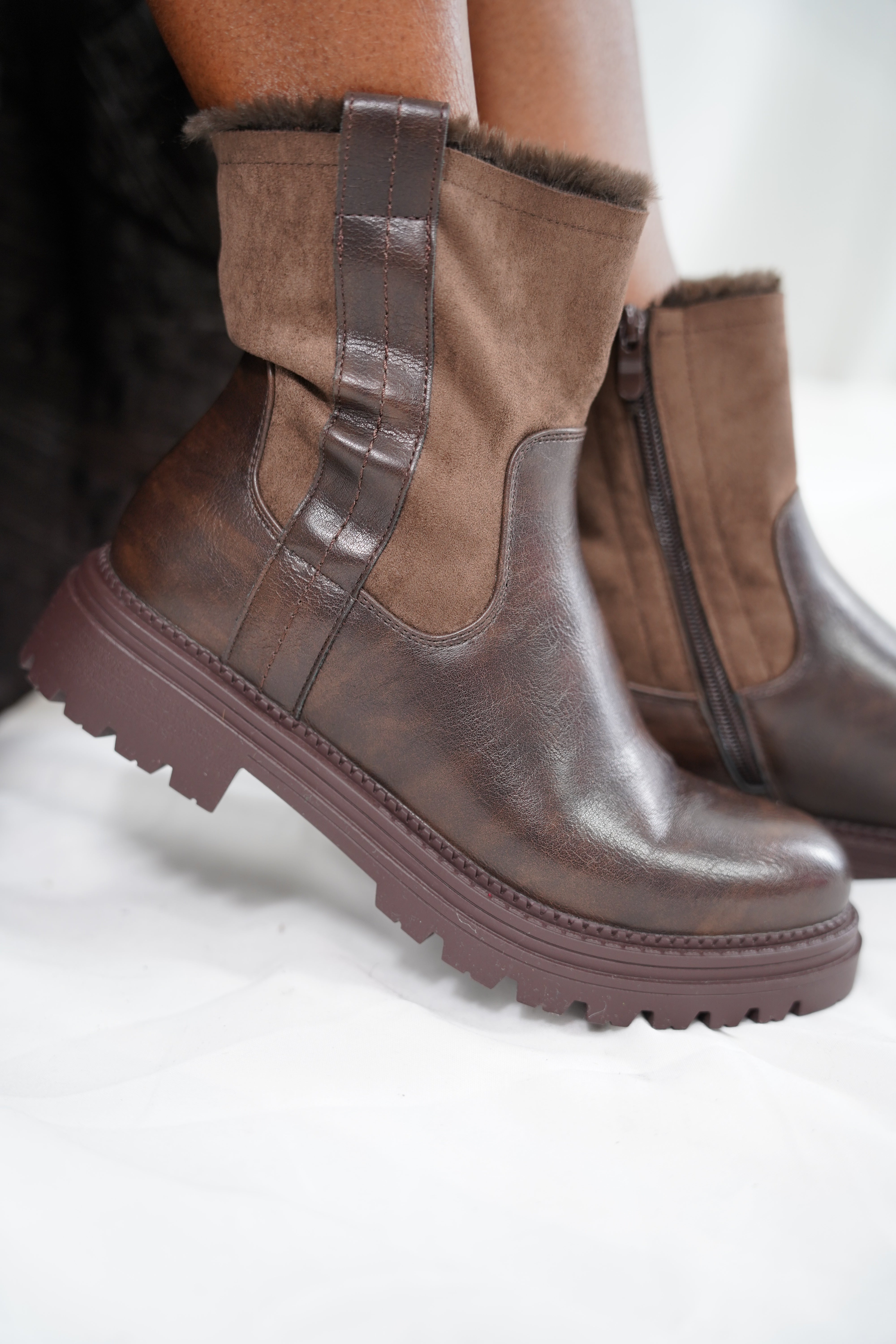 Bottes Courtes Chocolat Doublées Fourrure – Confort & Élégance