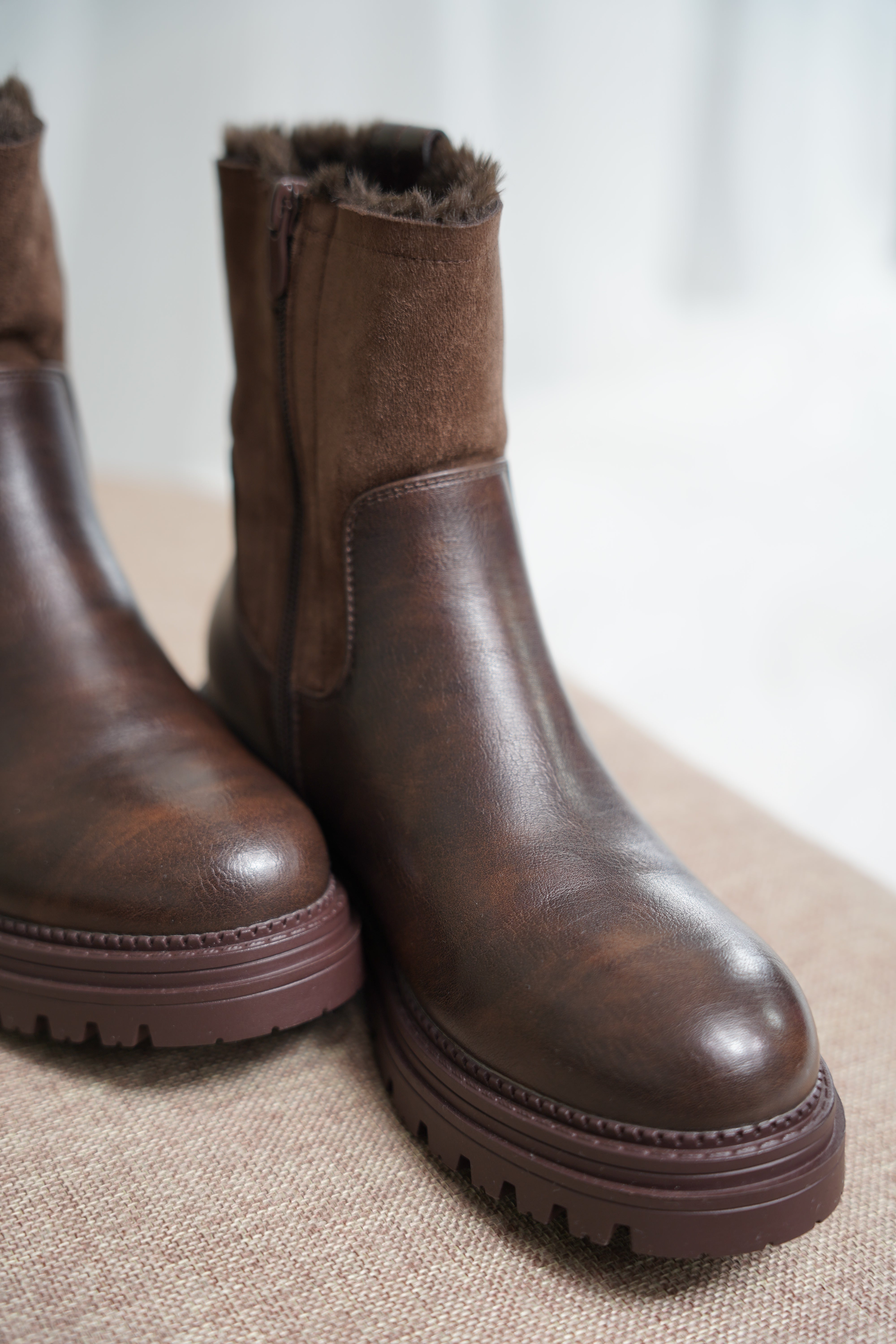 Bottes Courtes Chocolat Doublées Fourrure – Confort & Élégance