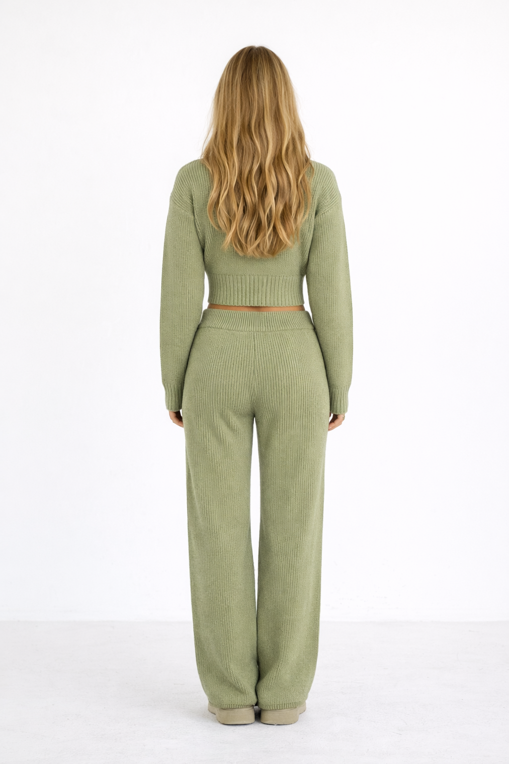 Ensemble loungewear en maille vert sauge : cardigan zippé à capuche et pantalon large fluide pour femme.