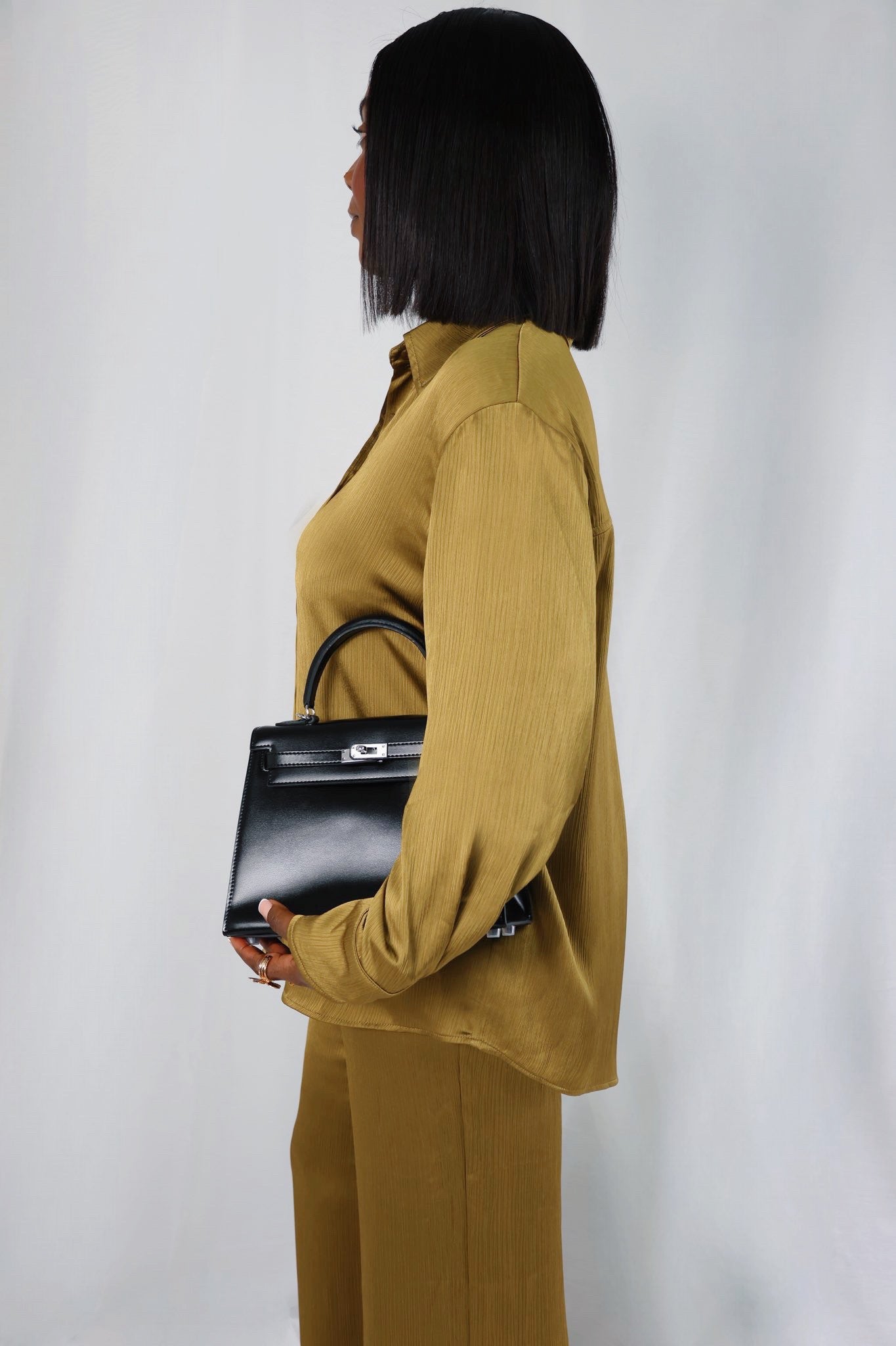 Ensemble “Ocre Libre” – Pantalon fluide & top satiné