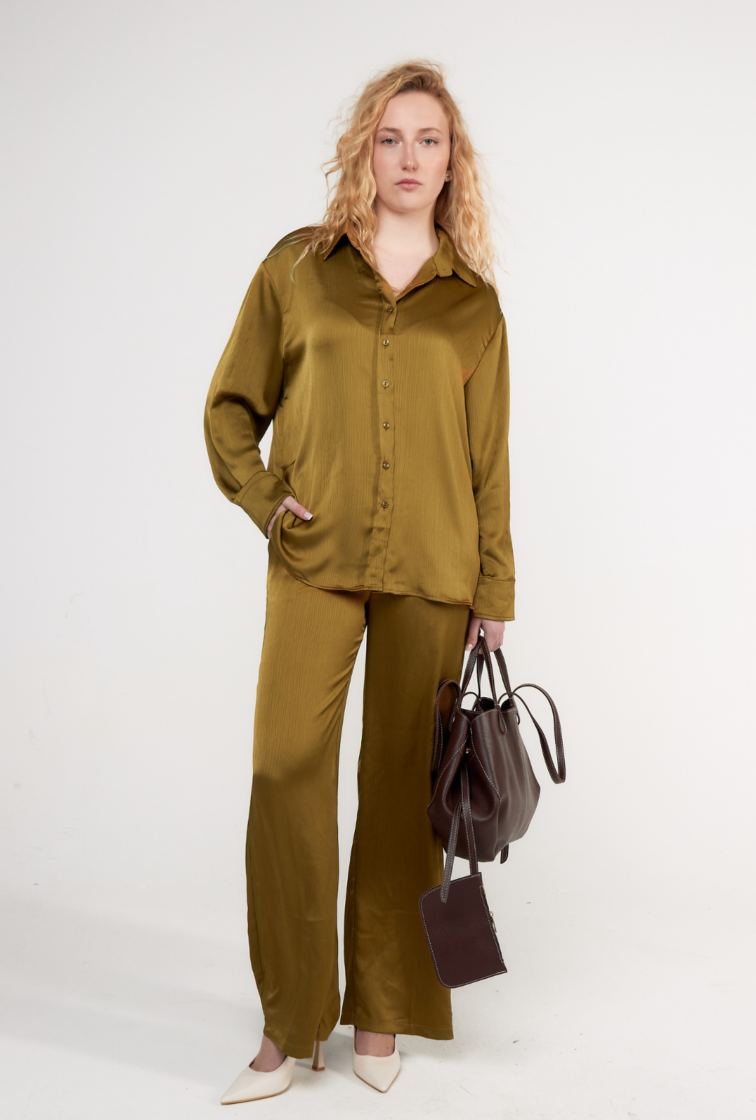 Ensemble “Ocre Libre” – Pantalon fluide & top satiné