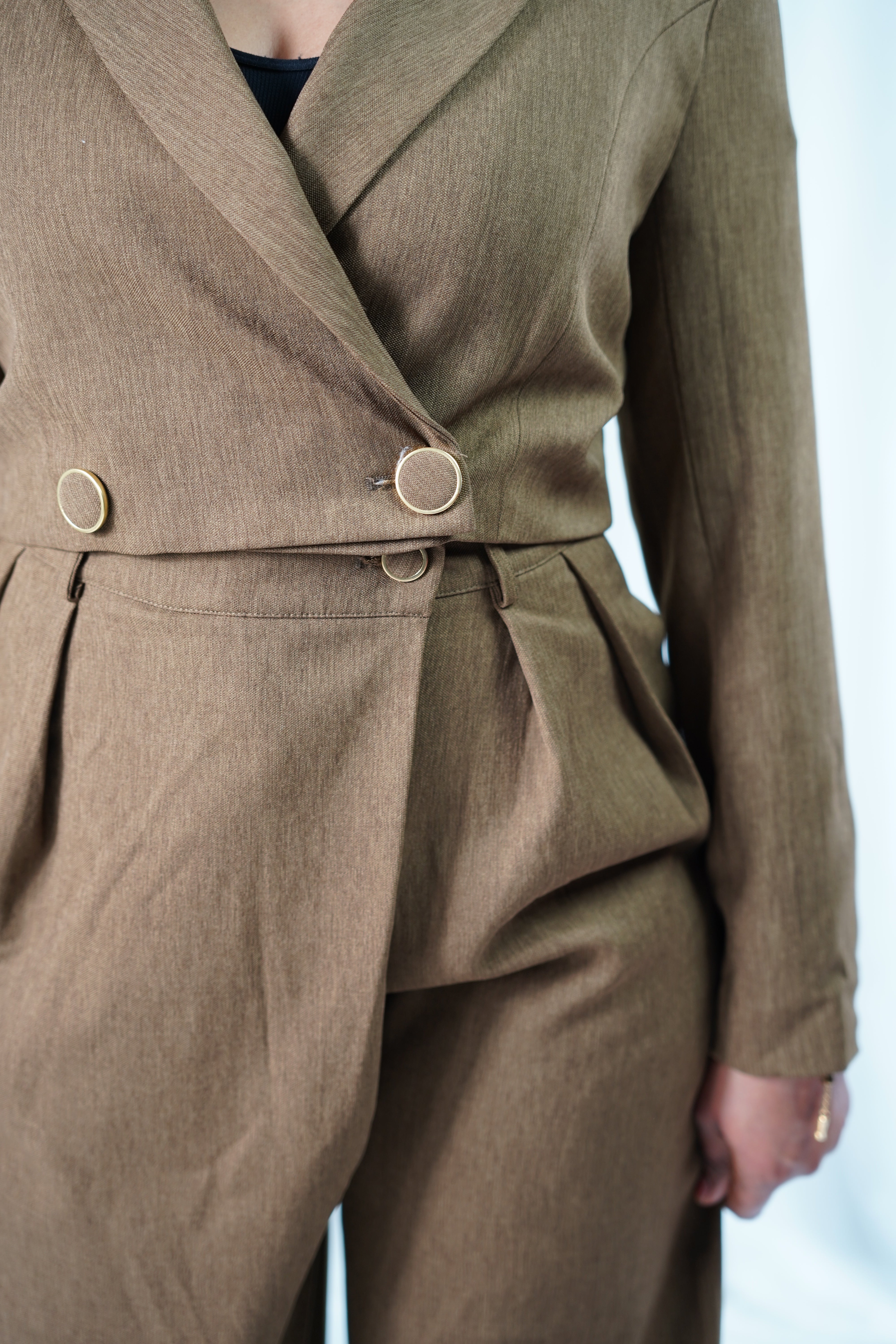 Veste Tailleur Caramel à Boutons Dorés – Ozelies