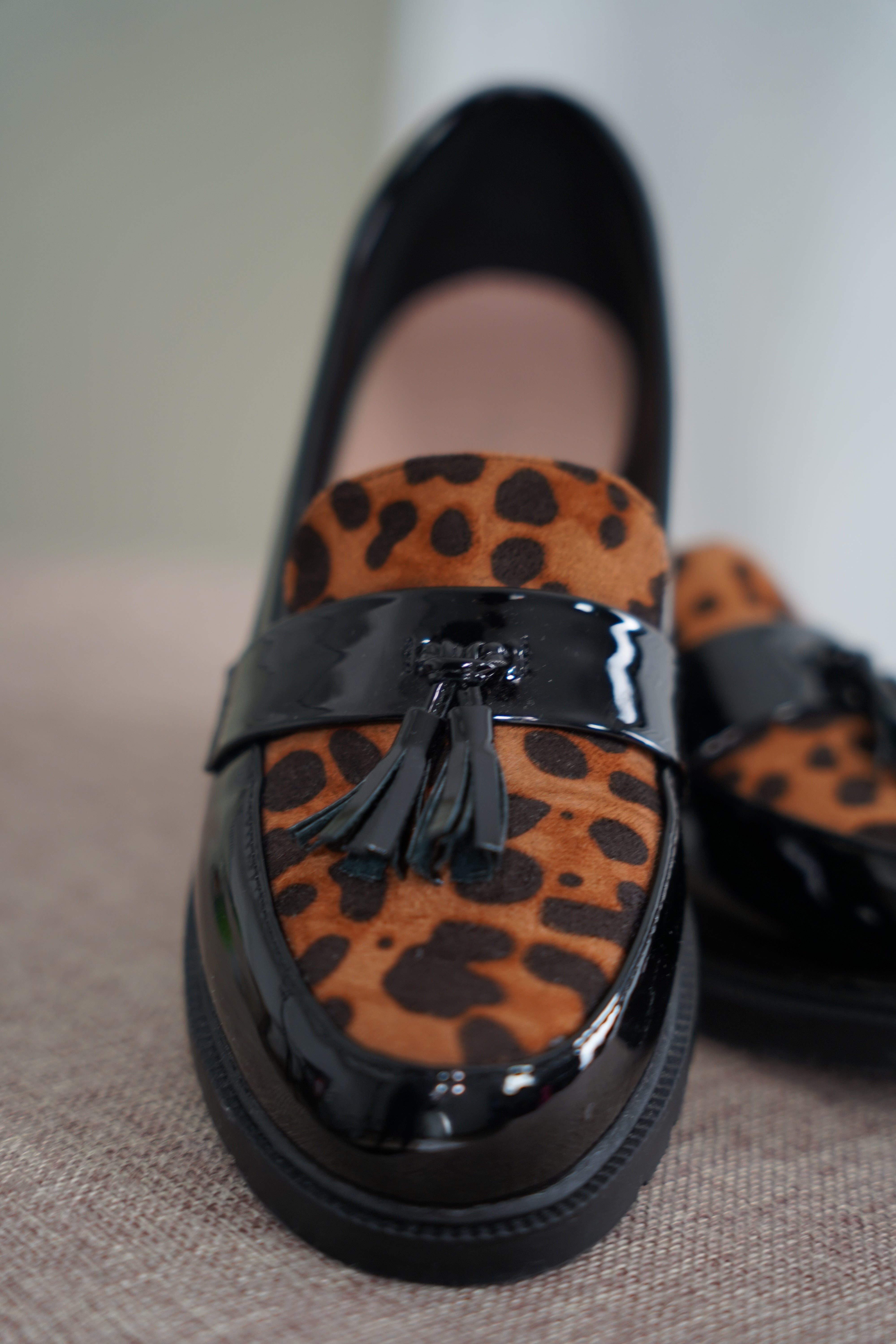 Mocassins Vernis Léopard – Chic & Audacieux