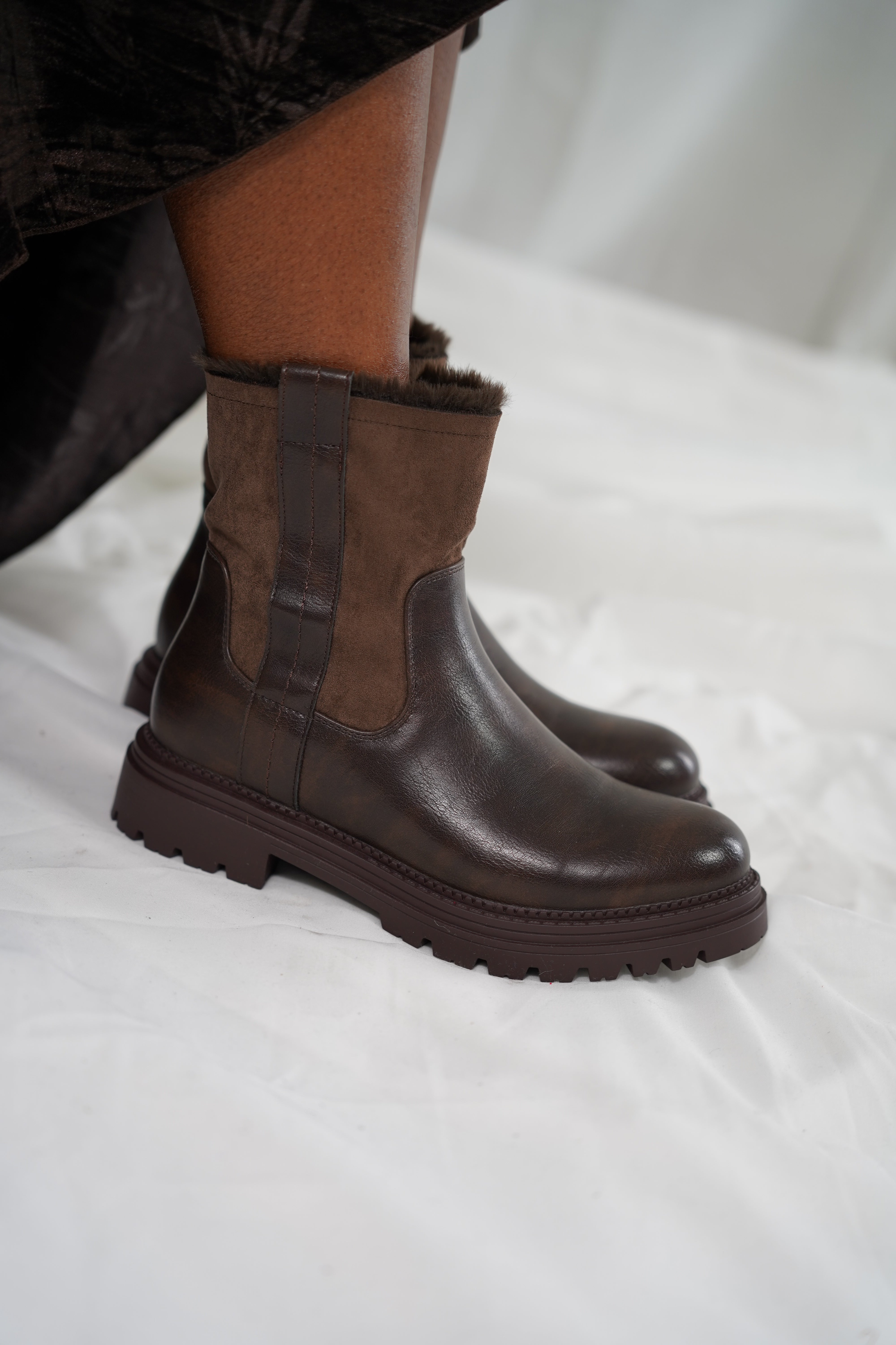 Bottes Courtes Chocolat Doublées Fourrure – Confort & Élégance