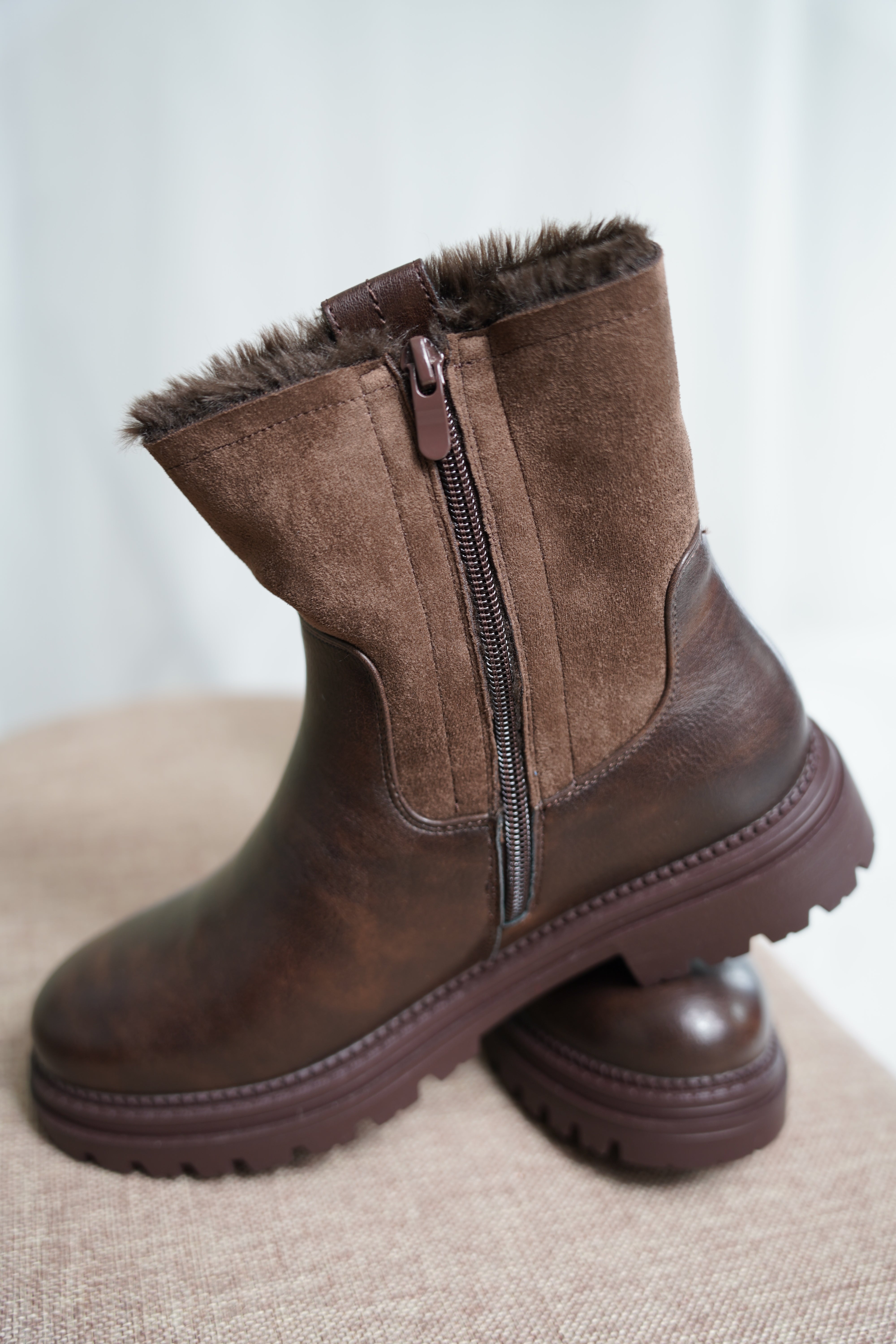 Bottes Courtes Chocolat Doublées Fourrure – Confort & Élégance