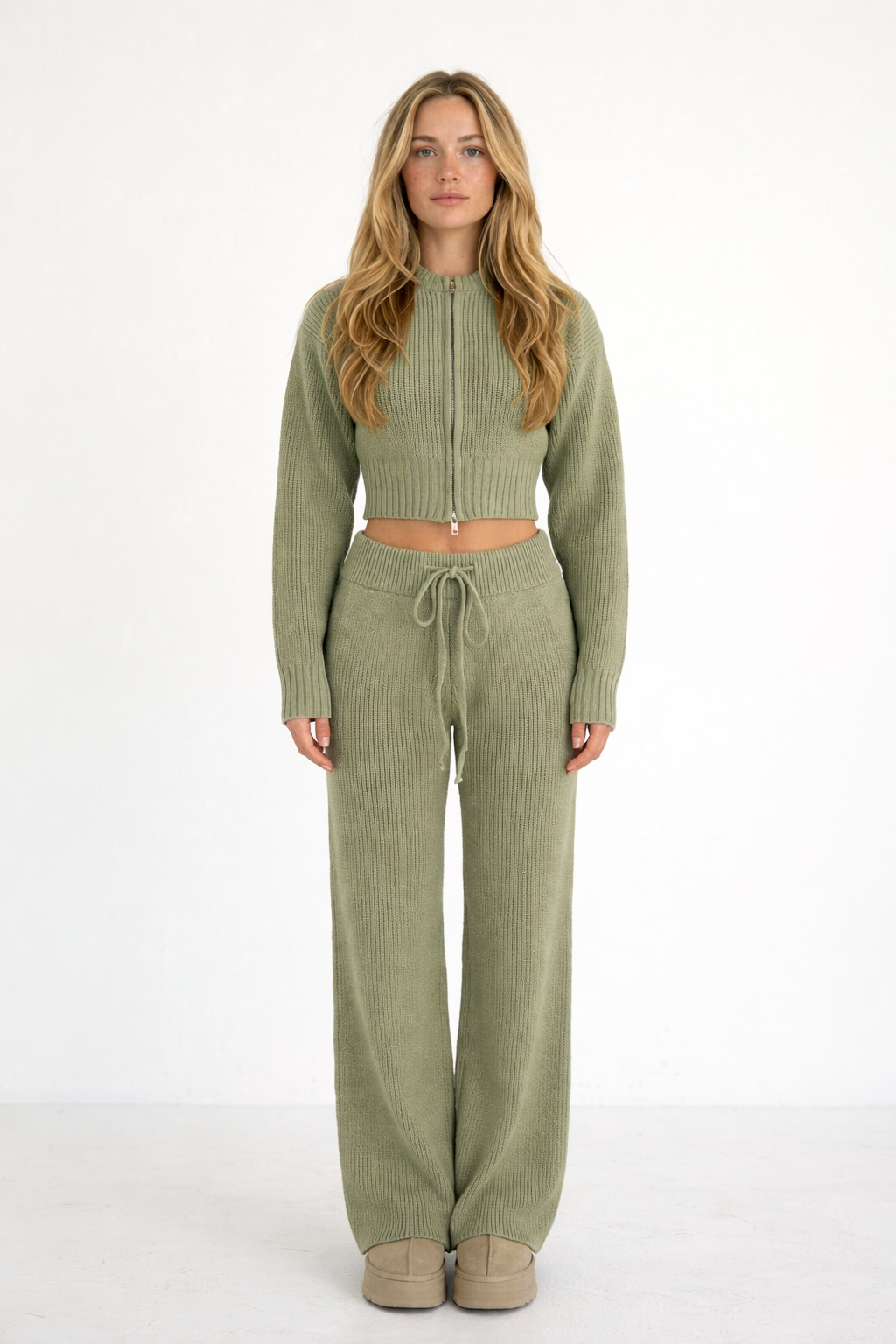 Ensemble loungewear en maille vert sauge : cardigan zippé à capuche et pantalon large fluide pour femme.