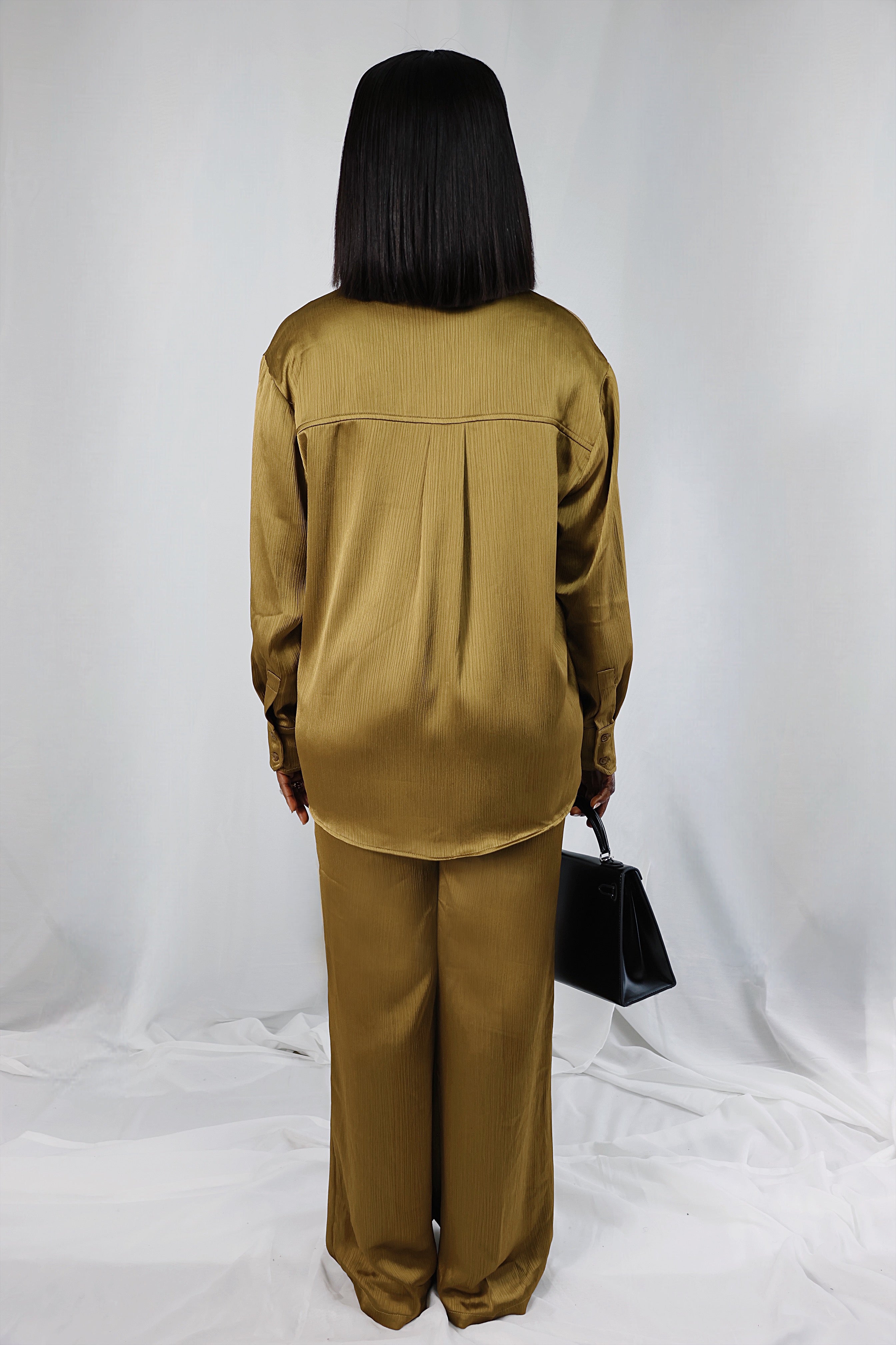 Ensemble “Ocre Libre” – Pantalon fluide & top satiné
