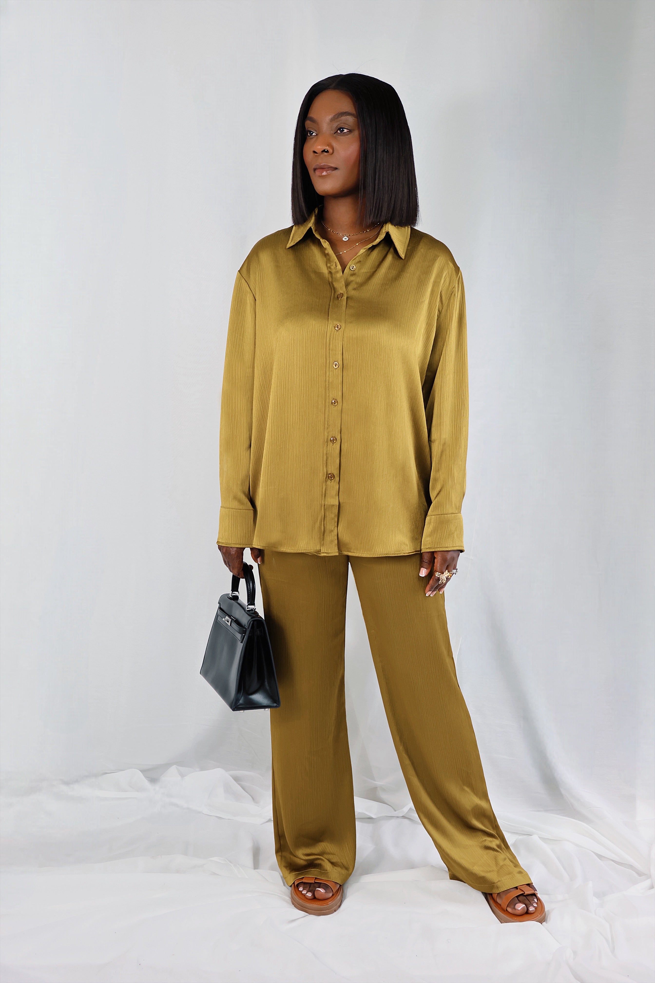Ensemble “Ocre Libre” – Pantalon fluide & top satiné