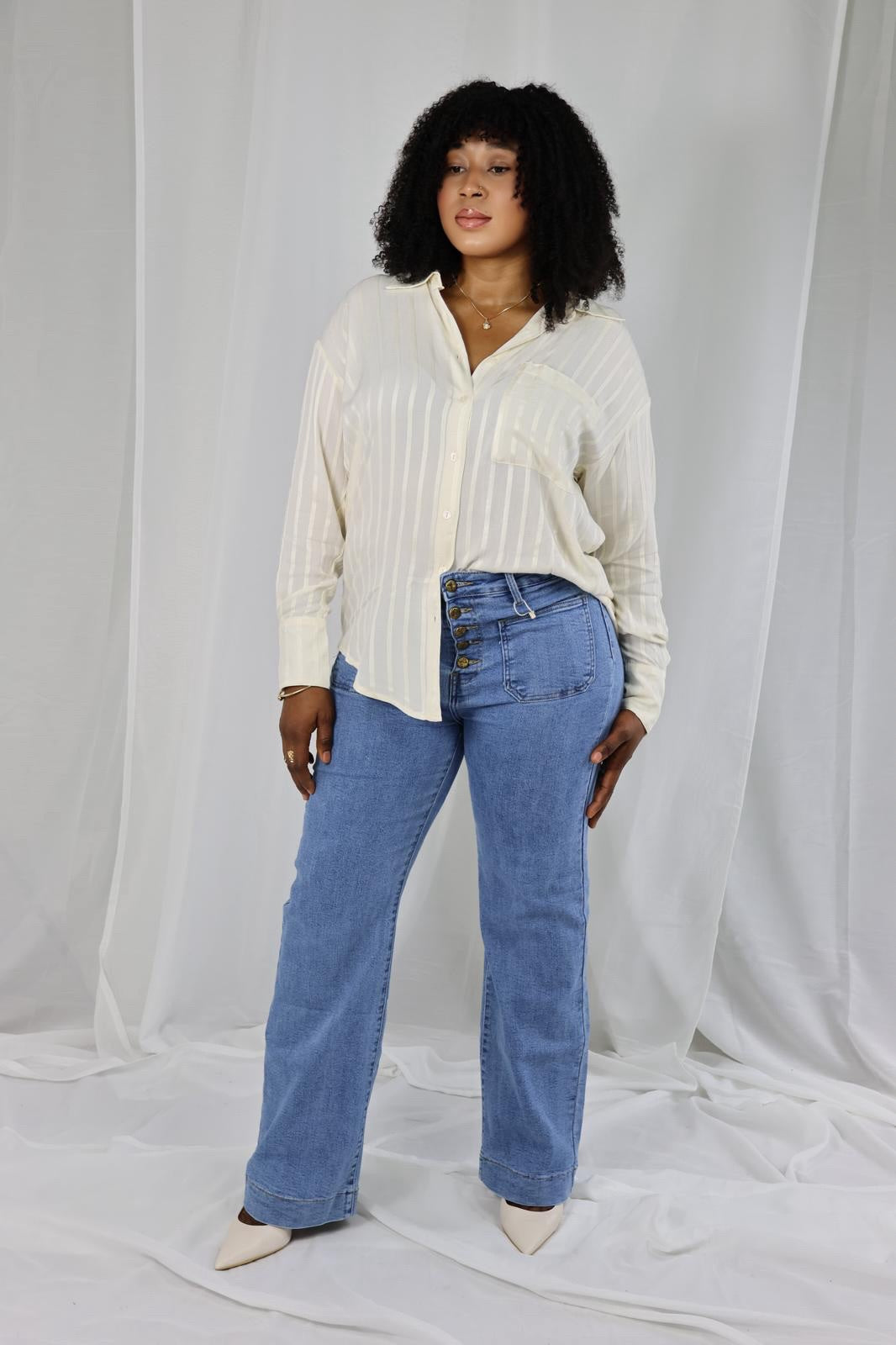 Chemise rayée crème – Élégance décontractée